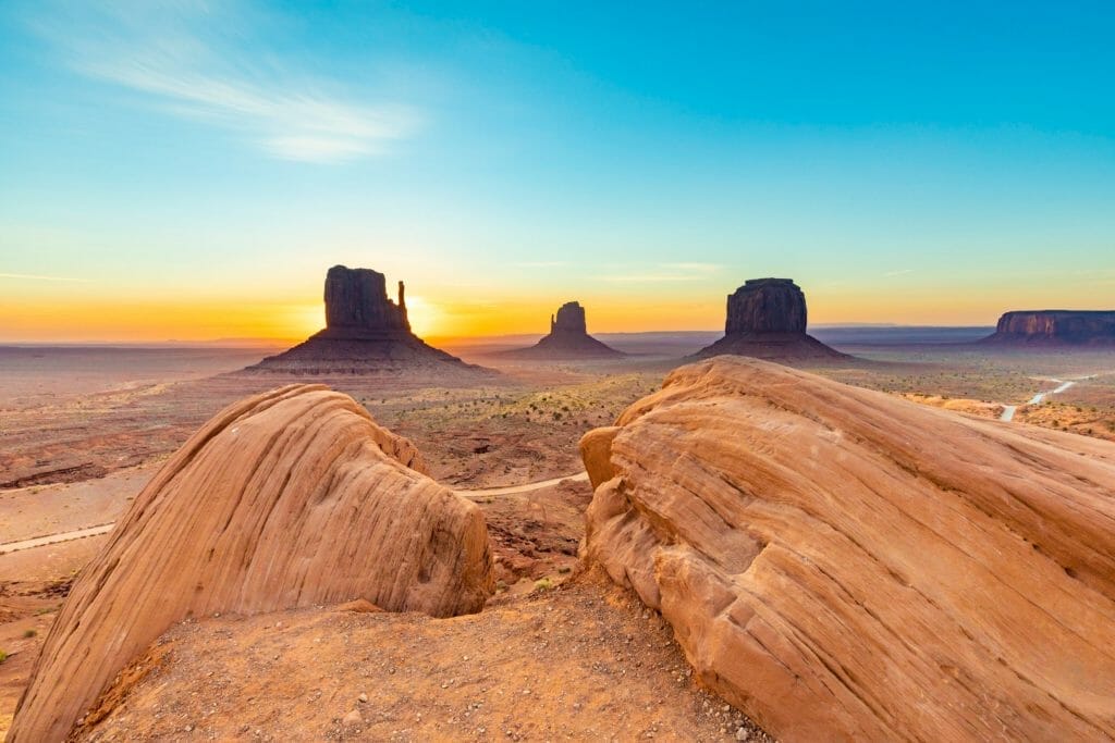 Elopement in Utah Monument Valley