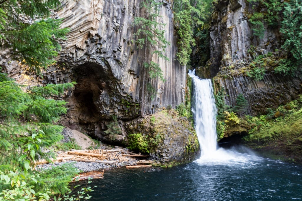 Elope in Oregon (2) Waterfall in to a lake