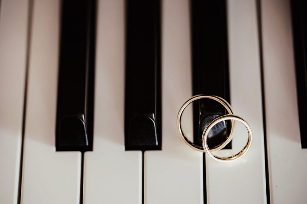 Best wedding songs (4) Wedding rings on piano